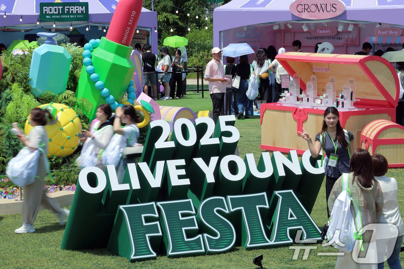 본문 이미지 - 22일 서울 노들섬에서 열린 국내 최대 규모 체험형 뷰티&헬스 축제 &#39;2025 올리브영 페스타&#39;를 찾은 글로벌 주요 유통 플랫폼 관계자들이 즐거운 시간을 보내고 있다.2025.5.22/뉴스1 ⓒ News1 박정호 기자