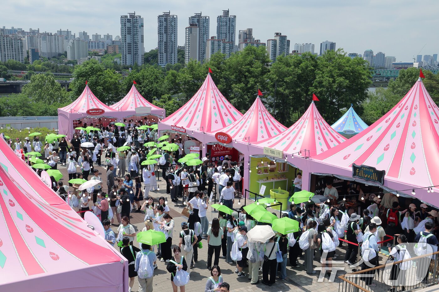 본문 이미지 - 22일 서울 노들섬에서 열린 국내 최대 규모 체험형 뷰티&헬스 축제 &#39;2025 올리브영 페스타&#39;를 찾은 방문객들로 붐비고 있다. 2025.5.22/뉴스1 ⓒ News1 박정호 기자