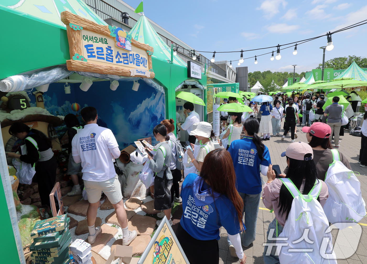 (서울=뉴스1) 박정호 기자 = 22일 서울 노들섬에서 열린 국내 최대 규모 체험형 뷰티&헬스 축제 '2025 올리브영 페스타'를 찾은 방문객들로 붐비고 있다.CJ올리브영(3404 …