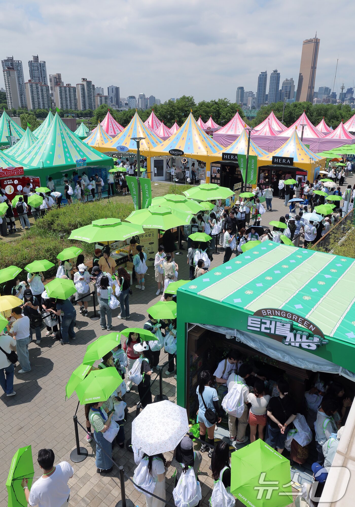 본문 이미지 - 22일 서울 노들섬에서 열린 국내 최대 규모 체험형 뷰티&헬스 축제 &#39;2025 올리브영 페스타&#39;를 찾은 방문객들로 붐비고 있다.  2025.5.22/뉴스1 ⓒ News1 박정호 기자