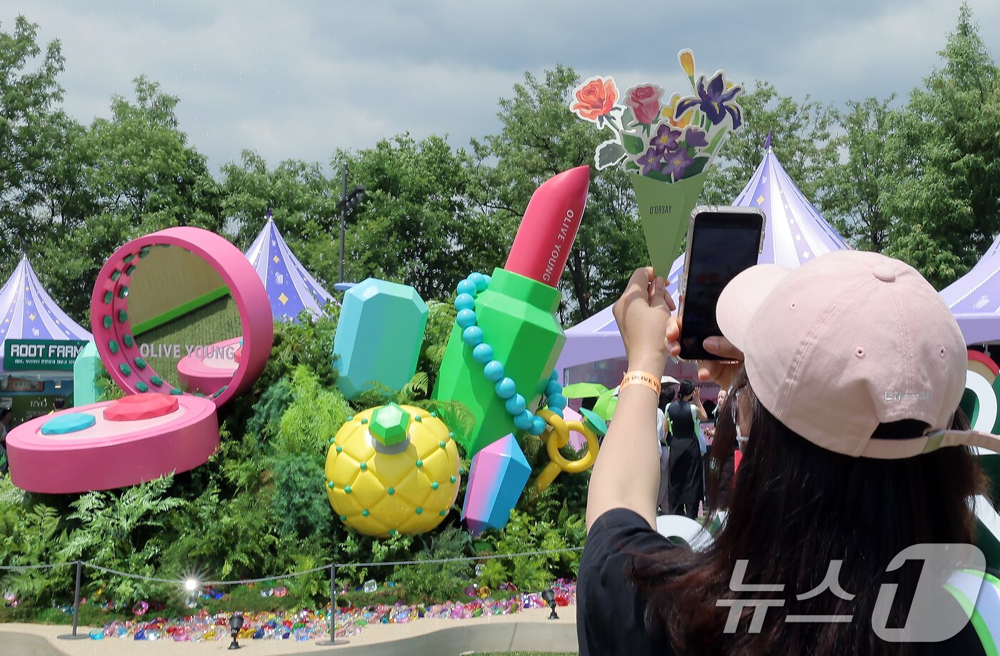 본문 이미지 - 22일 서울 노들섬에서 열린 국내 최대 규모 체험형 뷰티&헬스 축제 &#39;2025 올리브영 페스타&#39;를 찾은 방문객이 추억을 남기고 있다. 2025.5.22/뉴스1 ⓒ News1 박정호 기자
