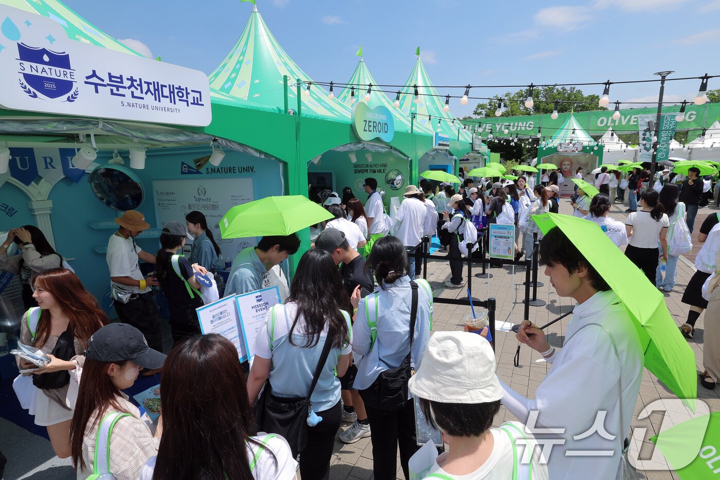 본문 이미지 - 22일 서울 노들섬에서 열린 국내 최대 규모 체험형 뷰티&헬스 축제 &#39;2025 올리브영 페스타&#39;를 찾은 방문객들로 붐비고 있다.  2025.5.22/뉴스1 ⓒ News1 박정호 기자