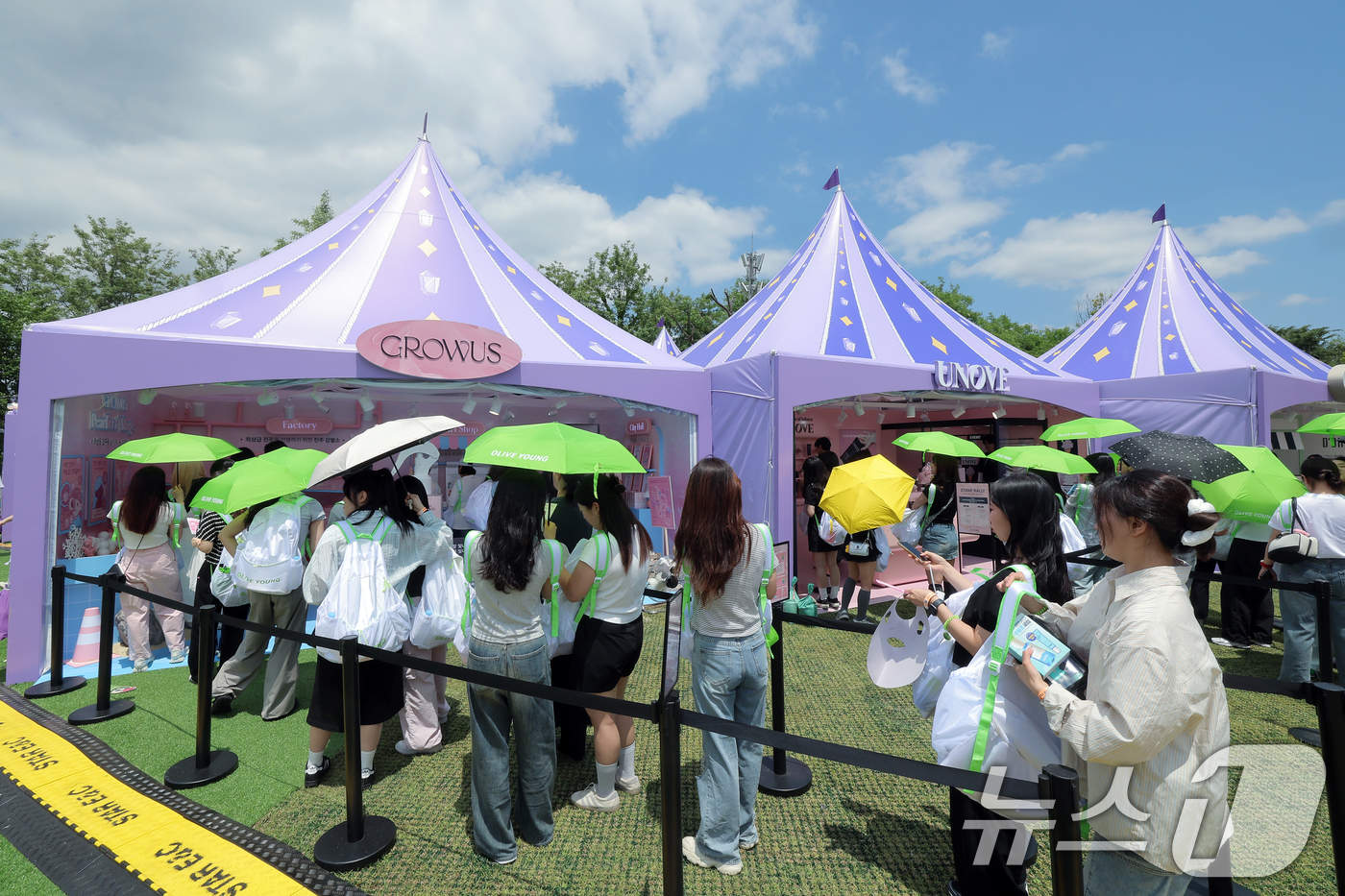 (서울=뉴스1) 박정호 기자 = 22일 서울 노들섬에서 열린 국내 최대 규모 체험형 뷰티&헬스 축제 '2025 올리브영 페스타'를 찾은 방문객들로 붐비고 있다.CJ올리브영(3404 …