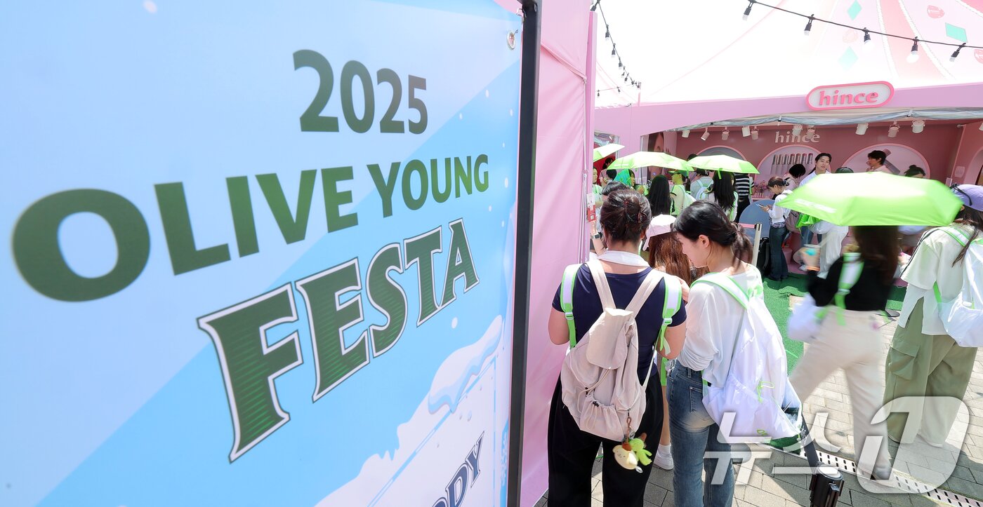 본문 이미지 - 22일 서울 노들섬에서 열린 국내 최대 규모 체험형 뷰티&헬스 축제 &#39;2025 올리브영 페스타&#39;를 찾은 방문객들로 붐비고 있다. 2025.5.22/뉴스1 ⓒ News1 박정호 기자