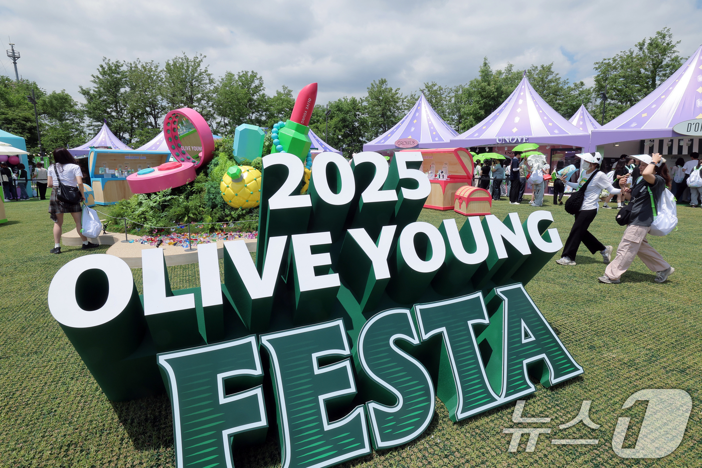 (서울=뉴스1) 박정호 기자 = 22일 서울 노들섬에서 열린 국내 최대 규모 체험형 뷰티&헬스 축제 '2025 올리브영 페스타'를 찾은 방문객들로 붐비고 있다.CJ올리브영(3404 …