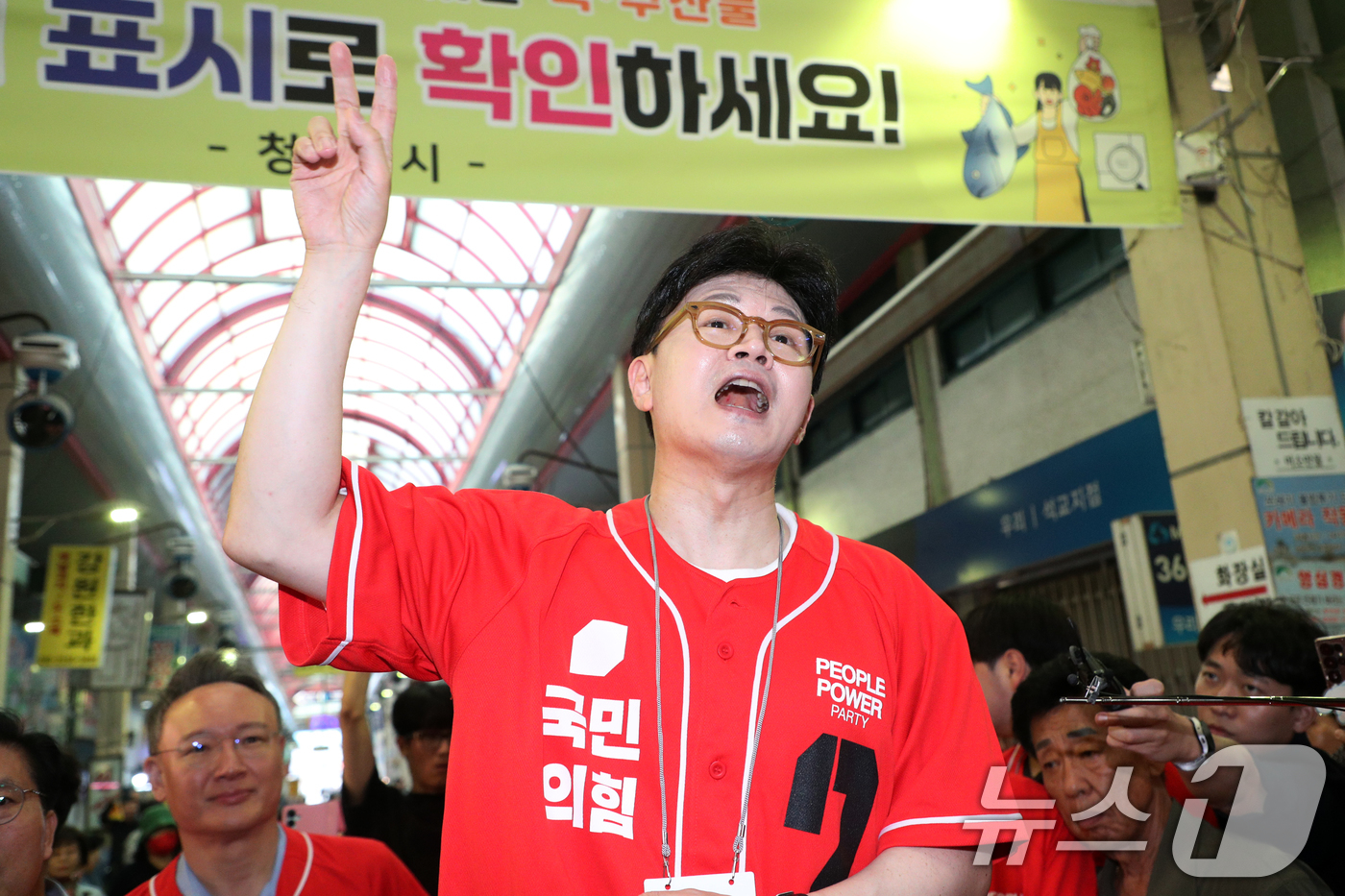 (청주=뉴스1) 김용빈 기자 = 한동훈 국민의힘 전 대표가 22일 오전 충북 청주시 육거리종합시장에서 김문수 대통령 후보 지원 유세를 하고 있다. 2025.5.22/뉴스1