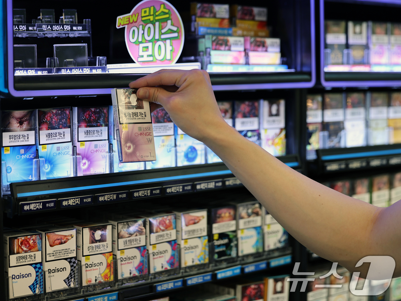 (서울=뉴스1) 황기선 기자 = 22일 서울 시내 한 편의점에서 직원이 담배를 정리하고 있다.이날 담배회사들이 흡연의 폐해를 은폐했다며 이들을 상대로 국민건강보험공단이 제기한 50 …