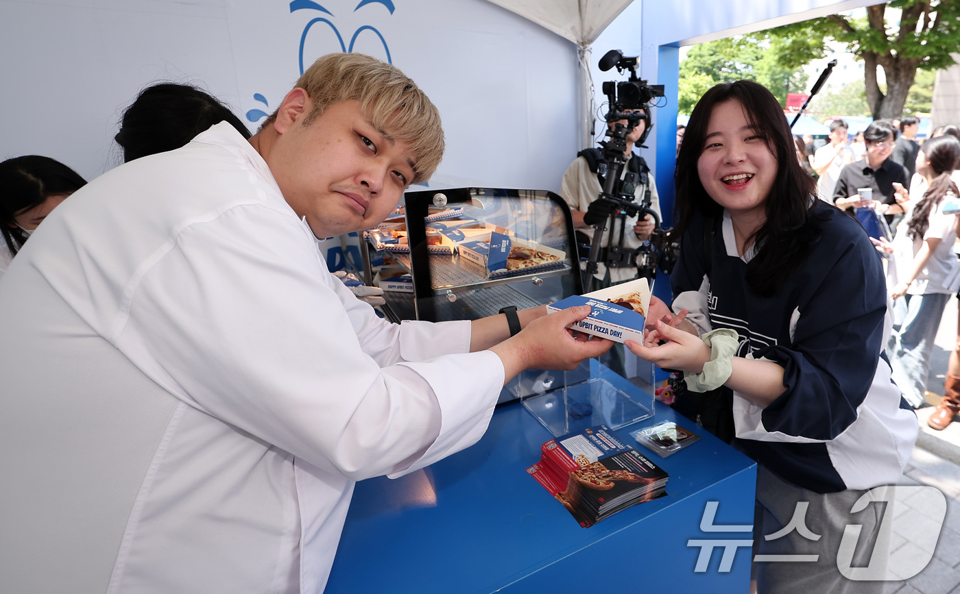비트피자 나눠주는 윤남노 셰프 - 뉴스1