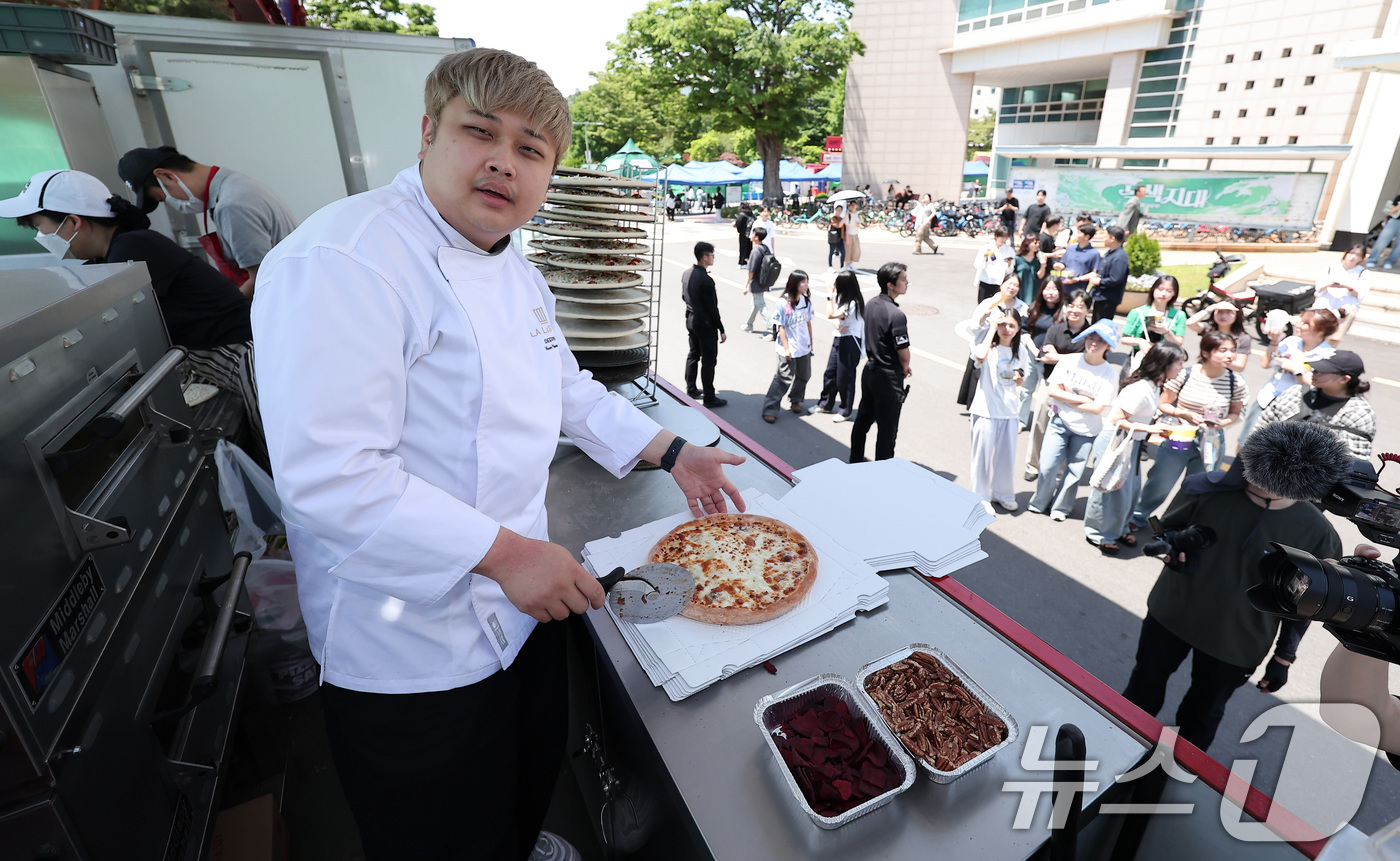 (서울=뉴스1) 김성진 기자 = 윤남노 셰프가 22일 서울 광진구 건국대학교에서 열린 '업비트 피자데이-캠퍼스 피자어택' 행사에서 비트피자를 만들고 있다.'비트코인 피자데이'는 첫 …