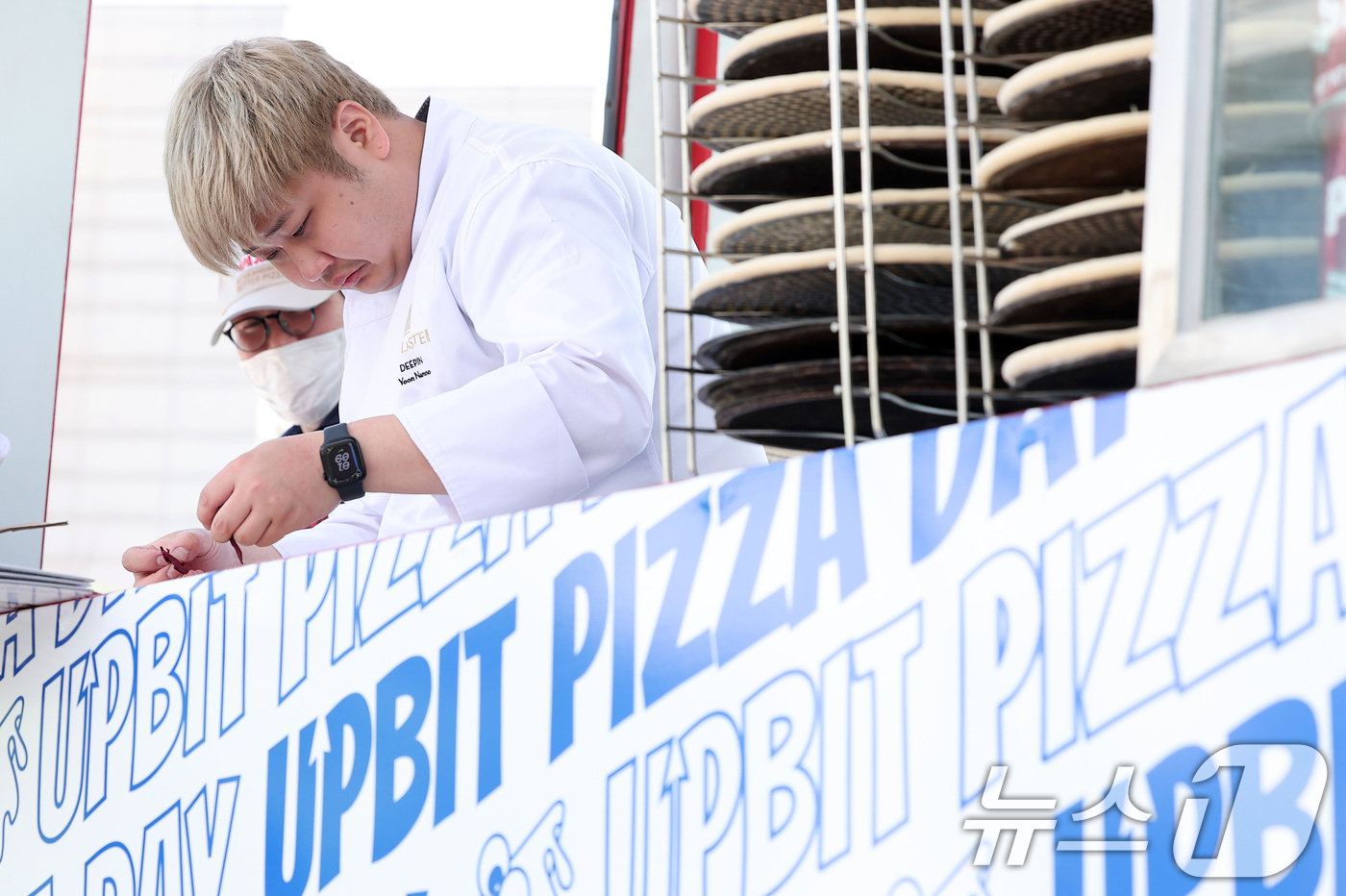 (서울=뉴스1) 김성진 기자 = 윤남노 셰프가 22일 서울 광진구 건국대학교에서 열린 '업비트 피자데이-캠퍼스 피자어택' 행사에서 비트피자를 만들고 있다.'비트코인 피자데이'는 첫 …