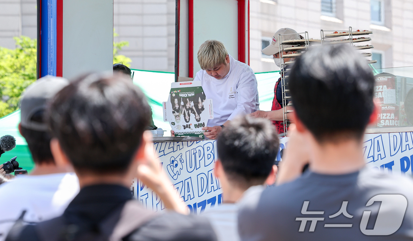 (서울=뉴스1) 김성진 기자 = 윤남노 셰프가 22일 서울 광진구 건국대학교에서 열린 '업비트 피자데이-캠퍼스 피자어택' 행사에서 비트피자를 만들고 있다.'비트코인 피자데이'는 첫 …