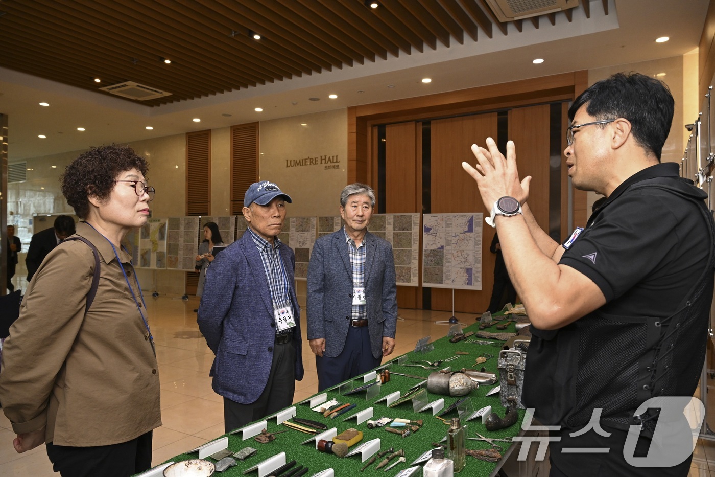 (서울=뉴스1) = 국방부유해발굴감식단은 22일 대구 수성구 호텔라온제나에서 '6·25전사자 유해발굴사업 설명회'를 개최했다고 밝혔다.국유단 관계자가 유가족에게 발굴된 사진 및 유 …