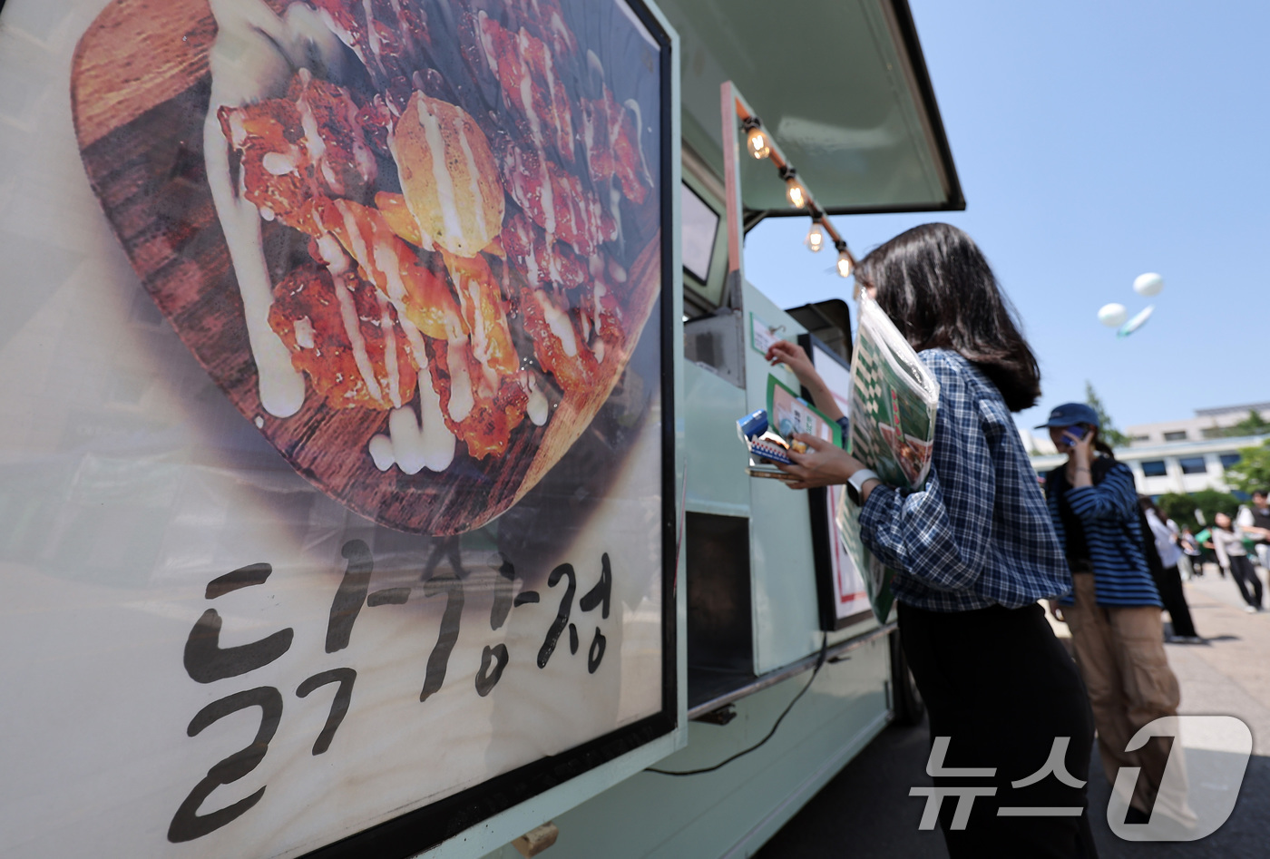 (서울=뉴스1) 김성진 기자 = 국내 치킨업계가 닭고기 공급난으로 비상에 걸렸다. 순살치킨의 주 재료인 브라질산 닭고기 수입이 중단된 데다 국내산 닭도 수급이 원활하지 않아 일부 …