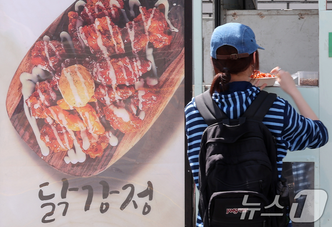 (서울=뉴스1) 김성진 기자 = 국내 치킨업계가 닭고기 공급난으로 비상에 걸렸다. 순살치킨의 주 재료인 브라질산 닭고기 수입이 중단된 데다 국내산 닭도 수급이 원활하지 않아 일부 …