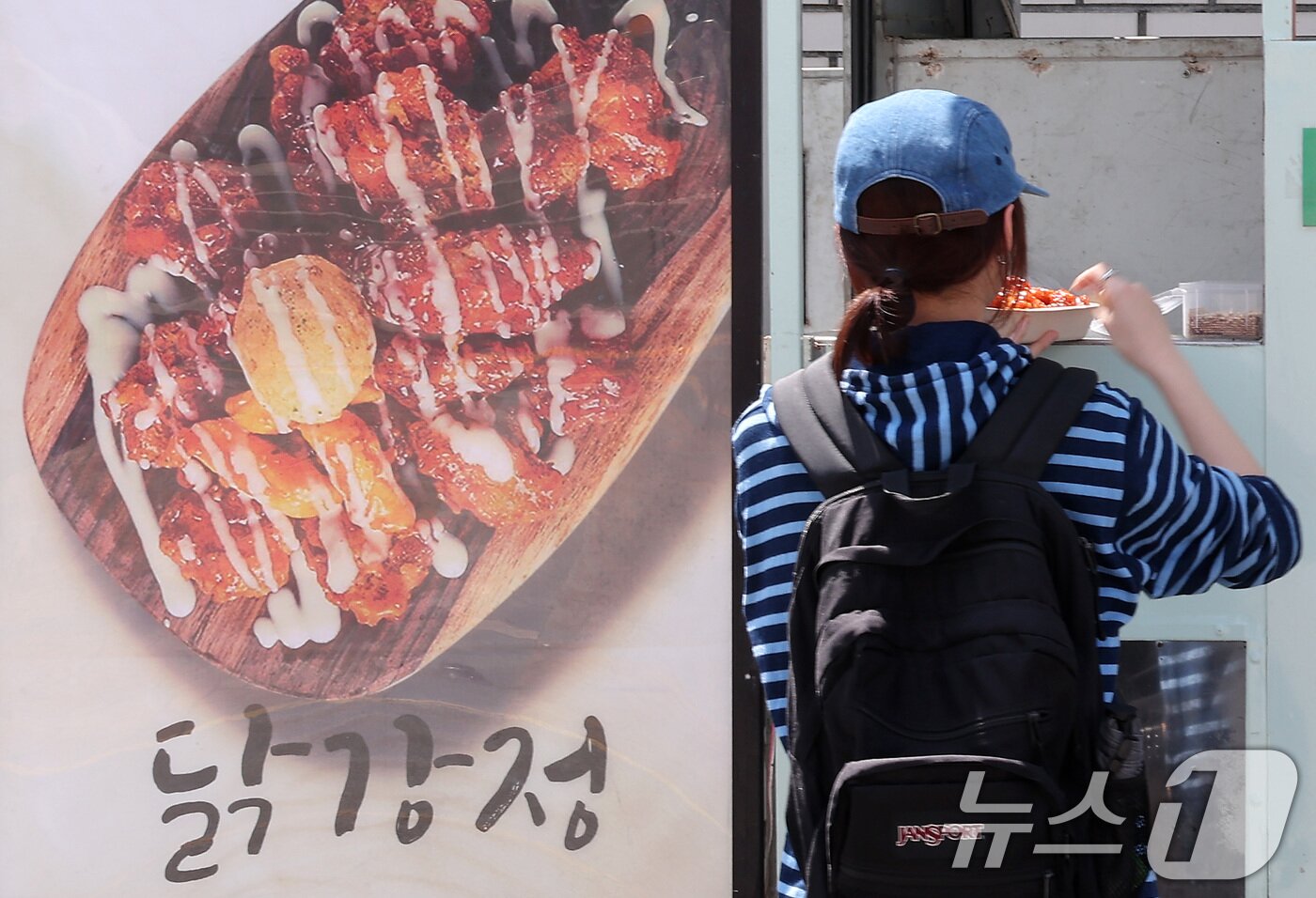 본문 이미지 - 서울 시내 한 대학 축제 현장에 닭강정 푸드트럭. 2025.5.22/뉴스1 ⓒ News1 김성진 기자