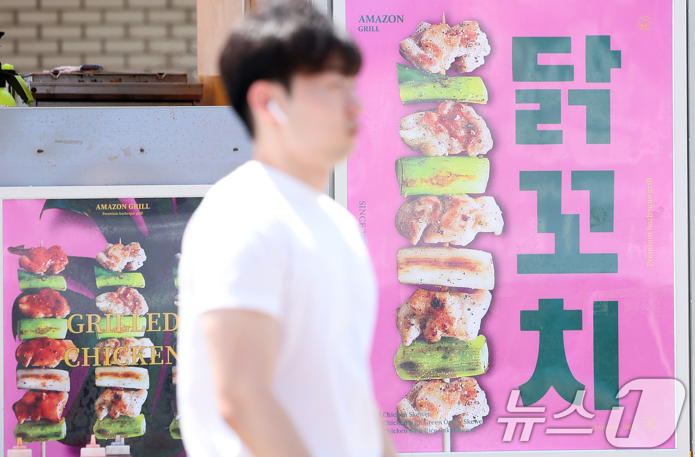 (서울=뉴스1) 김성진 기자 = 국내 치킨업계가 닭고기 공급난으로 비상에 걸렸다. 순살치킨의 주 재료인 브라질산 닭고기 수입이 중단된 데다 국내산 닭도 수급이 원활하지 않아 일부 …