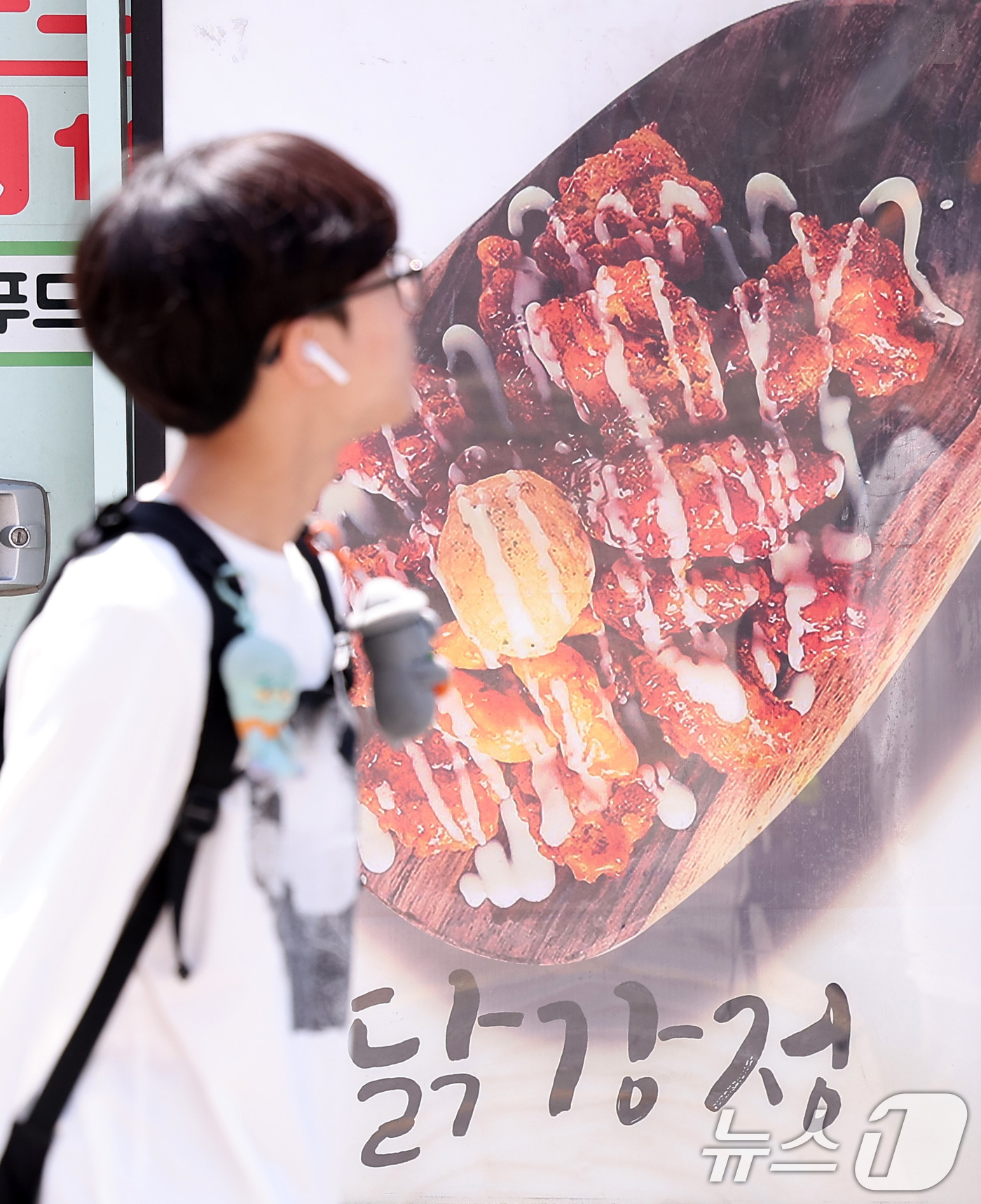 (서울=뉴스1) 김성진 기자 = 국내 치킨업계가 닭고기 공급난으로 비상에 걸렸다. 순살치킨의 주 재료인 브라질산 닭고기 수입이 중단된 데다 국내산 닭도 수급이 원활하지 않아 일부 …