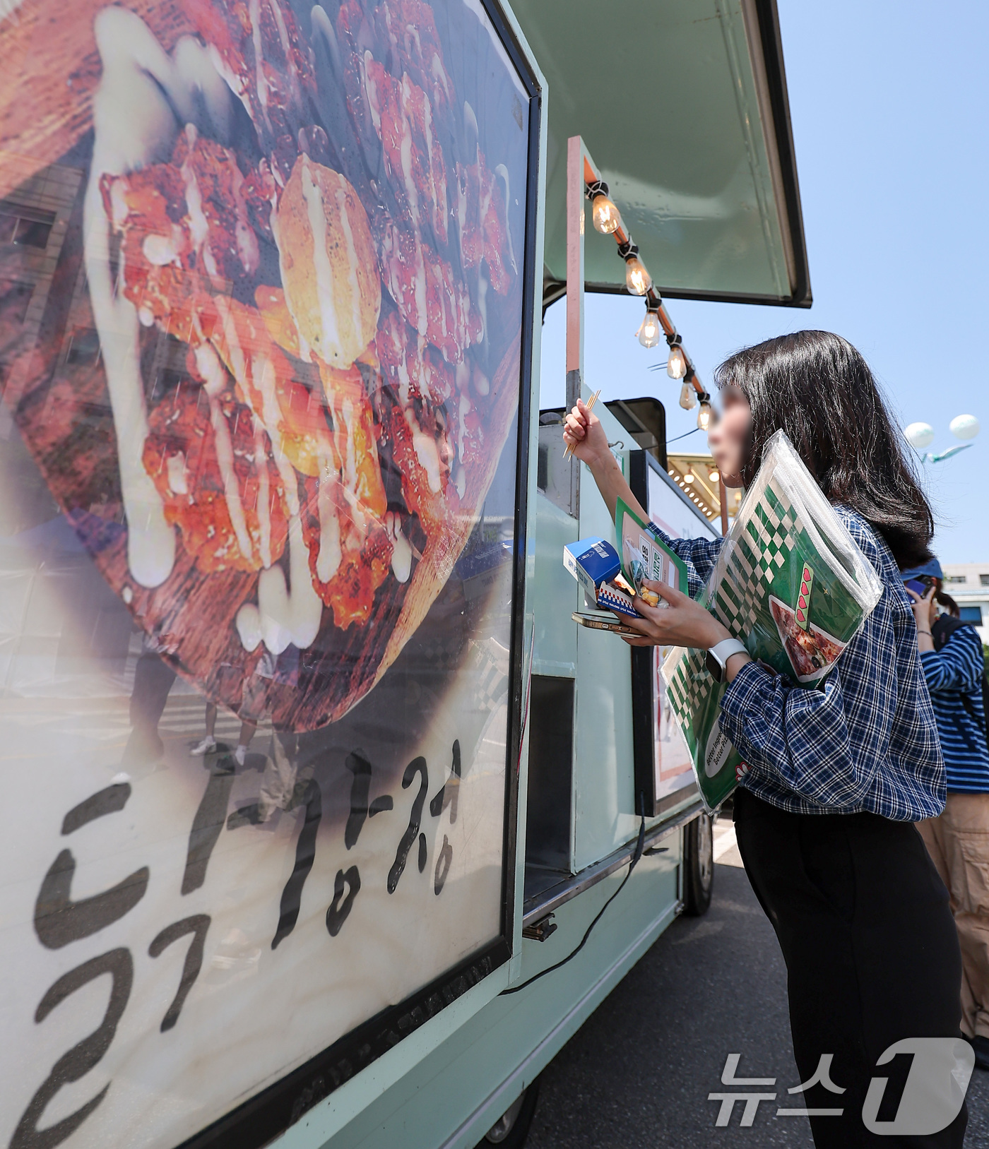 (서울=뉴스1) 김성진 기자 = 국내 치킨업계가 닭고기 공급난으로 비상에 걸렸다. 순살치킨의 주 재료인 브라질산 닭고기 수입이 중단된 데다 국내산 닭도 수급이 원활하지 않아 일부 …