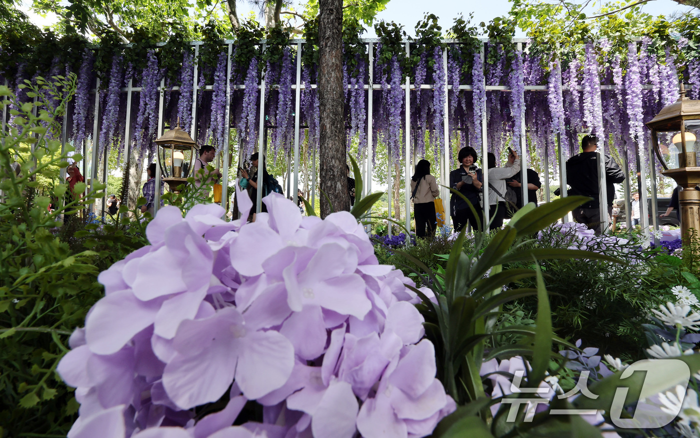 (서울=뉴스1) 이동해 기자 = 2025 서울국제정원박람회 개막일인 22일 서울 동작구 보라매공원을 찾은 시민들이 조성된 정원을 둘러보고 있다. 오는 10월 20일까지 열리는 이번 …