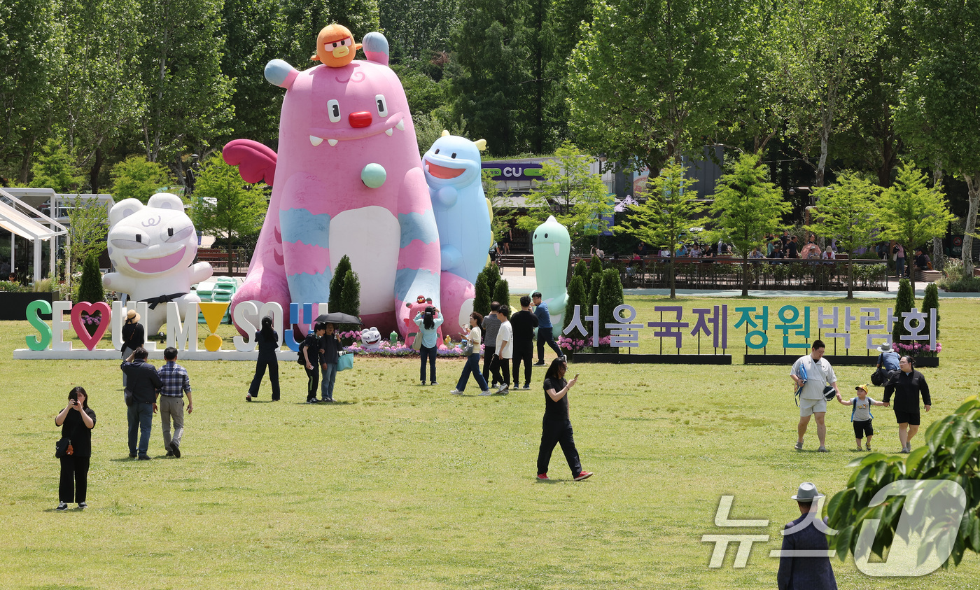 (서울=뉴스1) 이동해 기자 = 2025 서울국제정원박람회 개막일인 22일 서울 동작구 보라매공원을 찾은 시민들이 조성된 정원을 둘러보고 있다. 오는 10월 20일까지 열리는 이번 …