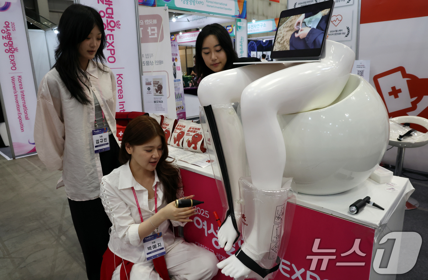 (고양=뉴스1) 김명섭 기자 = 22일 경기도 고양시 킨텍스에서 열린 2025여성발명왕엑스포에서 참가자가 에어부목을 선보이고 있다.이번 엑스포는 특허, 실용신안, 디자인으로 지식재 …