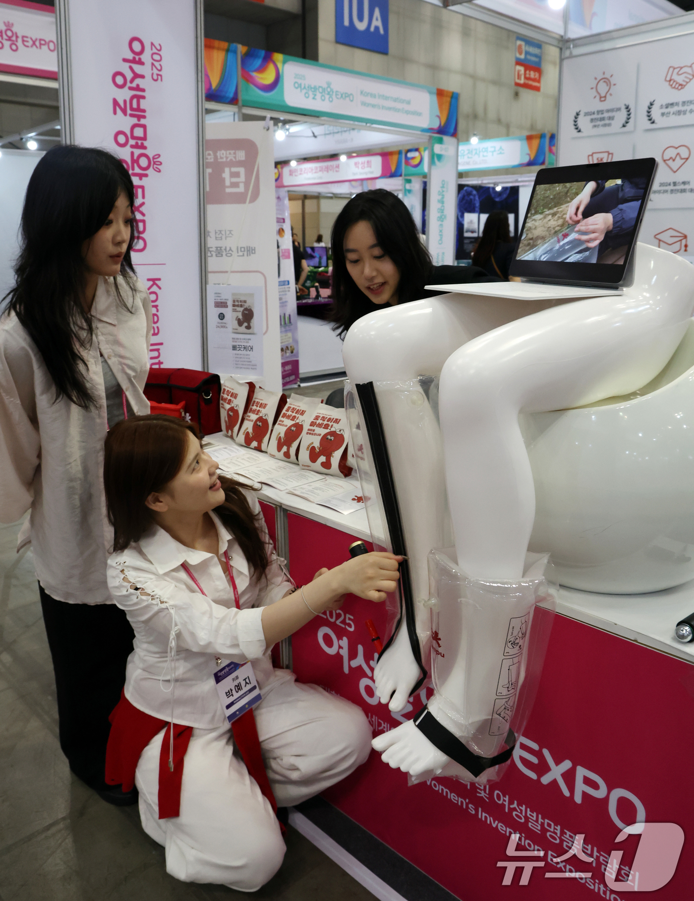 (고양=뉴스1) 김명섭 기자 = 22일 경기도 고양시 킨텍스에서 열린 2025여성발명왕엑스포에서 참가자가 에어부목을 선보이고 있다.이번 엑스포는 특허, 실용신안, 디자인으로 지식재 …