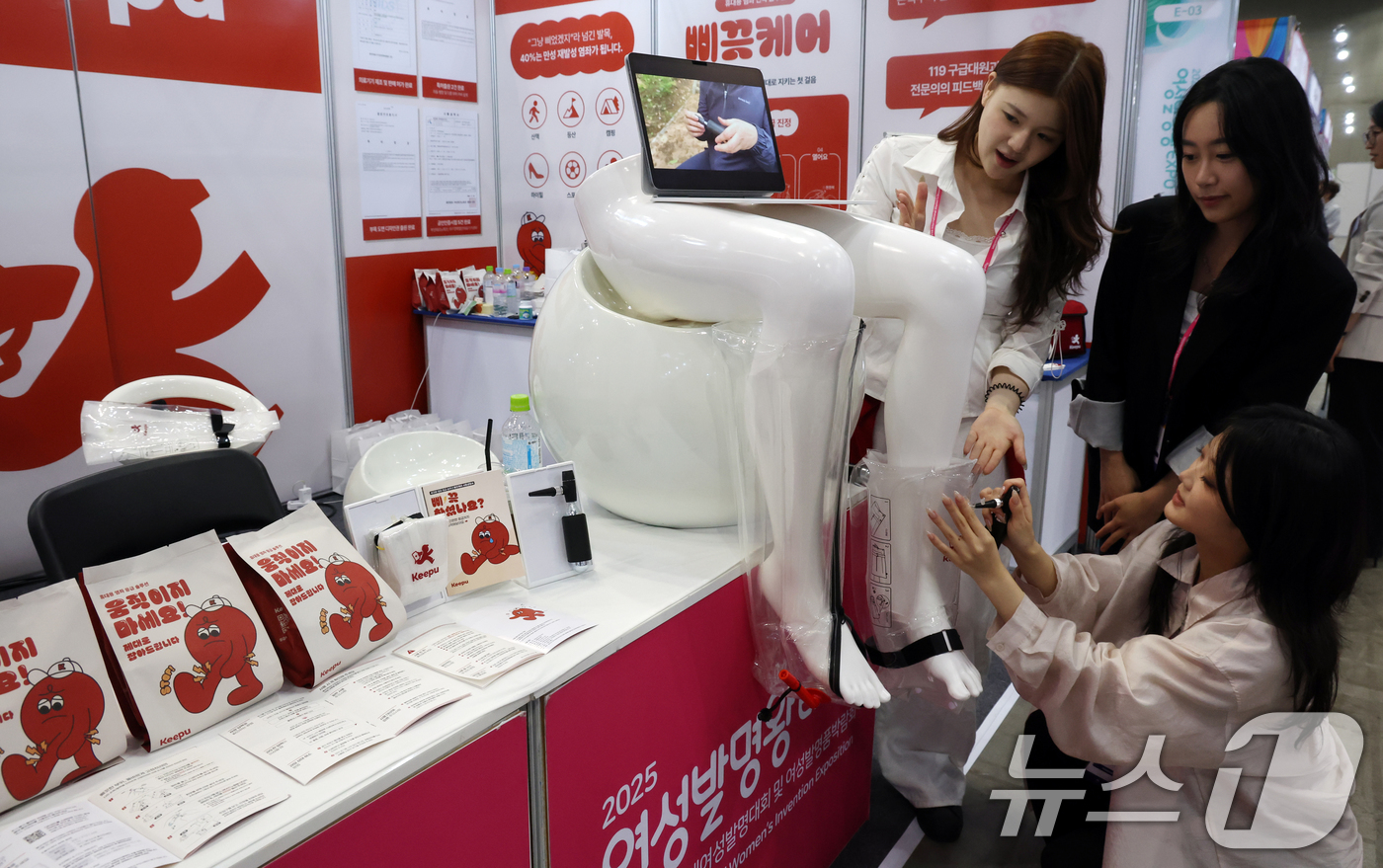 (고양=뉴스1) 김명섭 기자 = 22일 경기도 고양시 킨텍스에서 열린 2025여성발명왕엑스포에서 참가자가 에어부목을 선보이고 있다.이번 엑스포는 특허, 실용신안, 디자인으로 지식재 …