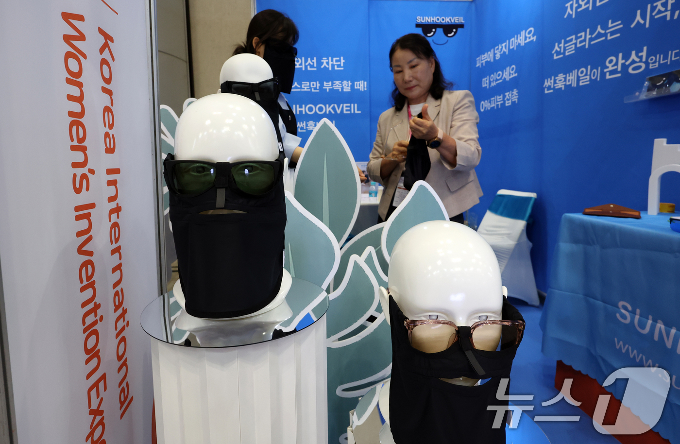 (고양=뉴스1) 김명섭 기자 = 22일 경기도 고양시 킨텍스에서 열린 2025여성발명왕엑스포에서 한 참가자가 얼굴에 달라붙지 않는 자외선 차단 페이스 쉴드를 선보이고 있다.이번 엑 …