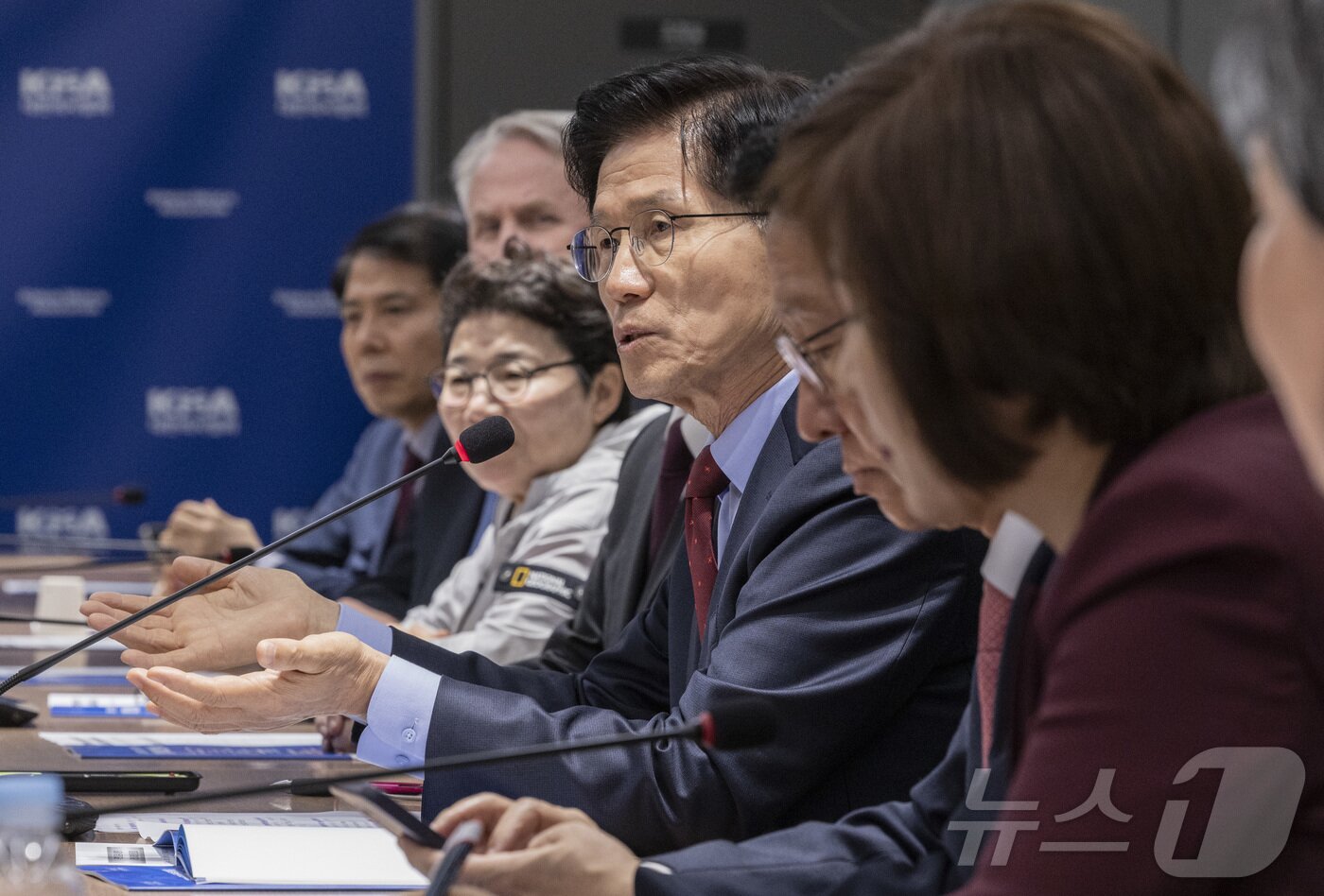 본문 이미지 - 김문수 국민의힘 대통령 후보가 22일 서울 용산구 대한의사협회를 방문해 김택우 의사협회장을 비롯한 회장단과 가진 간담회에서 의정갈등 해소에 대한 입장을 설명하고 있다. &#40;공동취재&#41; 2025.5.22/뉴스1 ⓒ News1 이광호 기자
