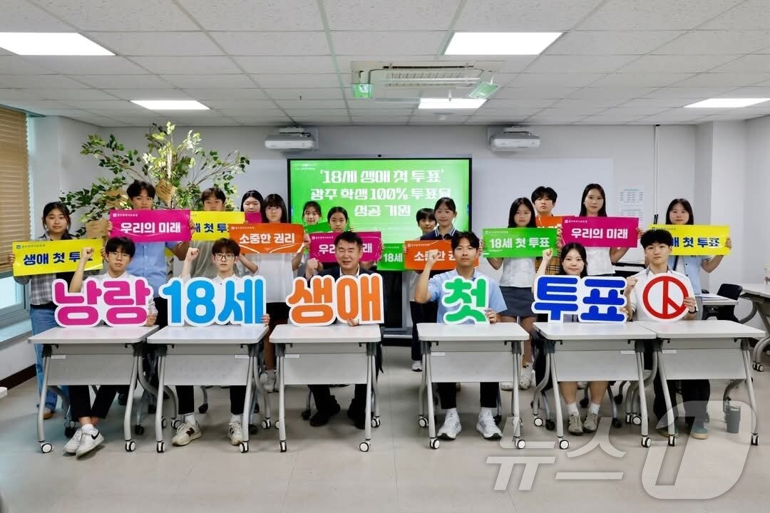 본문 이미지 - 이정선 광주교육감이 6월 3일 제21대 대통령선거로 생애 첫 투표권을 행사하는 학생 유권자들과 투표 독려 캠페인을 하고 있다.&#40;광주교육청 제공. 재배포 및 DB 금지&#41;