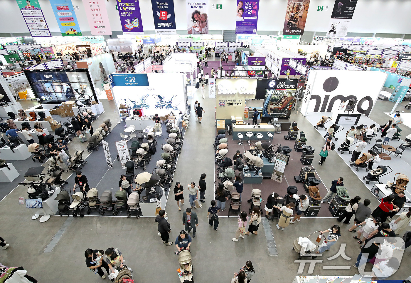 (대구=뉴스1) 공정식 기자 = 22일 대구 북구 엑스코(EXCO)에서 개막한 '2025 대구 베이비&키즈페어'가 관람객으로 붐비고 있다. 2025.5.22/뉴스1