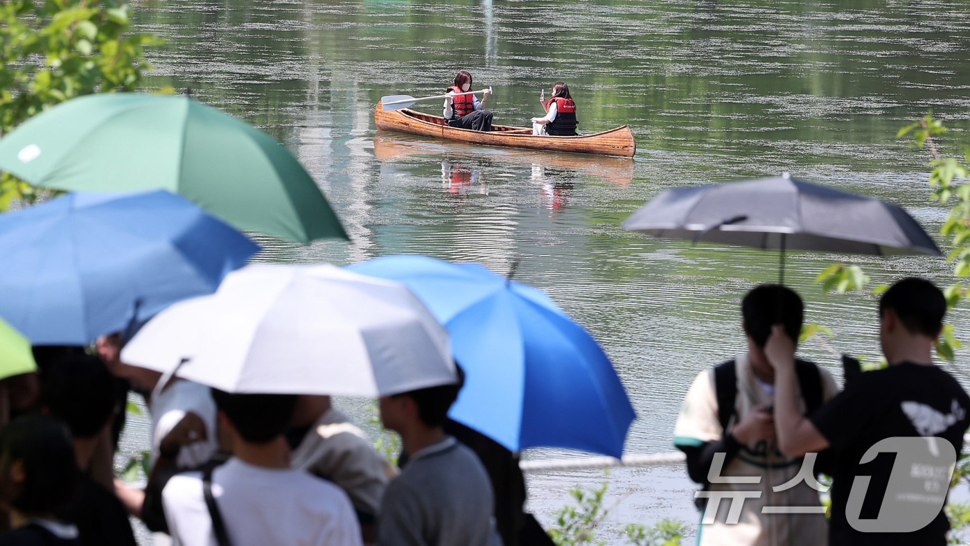 (서울=뉴스1) 김성진 기자 = 전국적으로 초여름 날씨를 보인 22일 서울 광진구 건국대학교 일감호에서 학생들이 보트를 타며 캠퍼스 생활을 즐기고 있다. 2025.5.22/뉴스1
