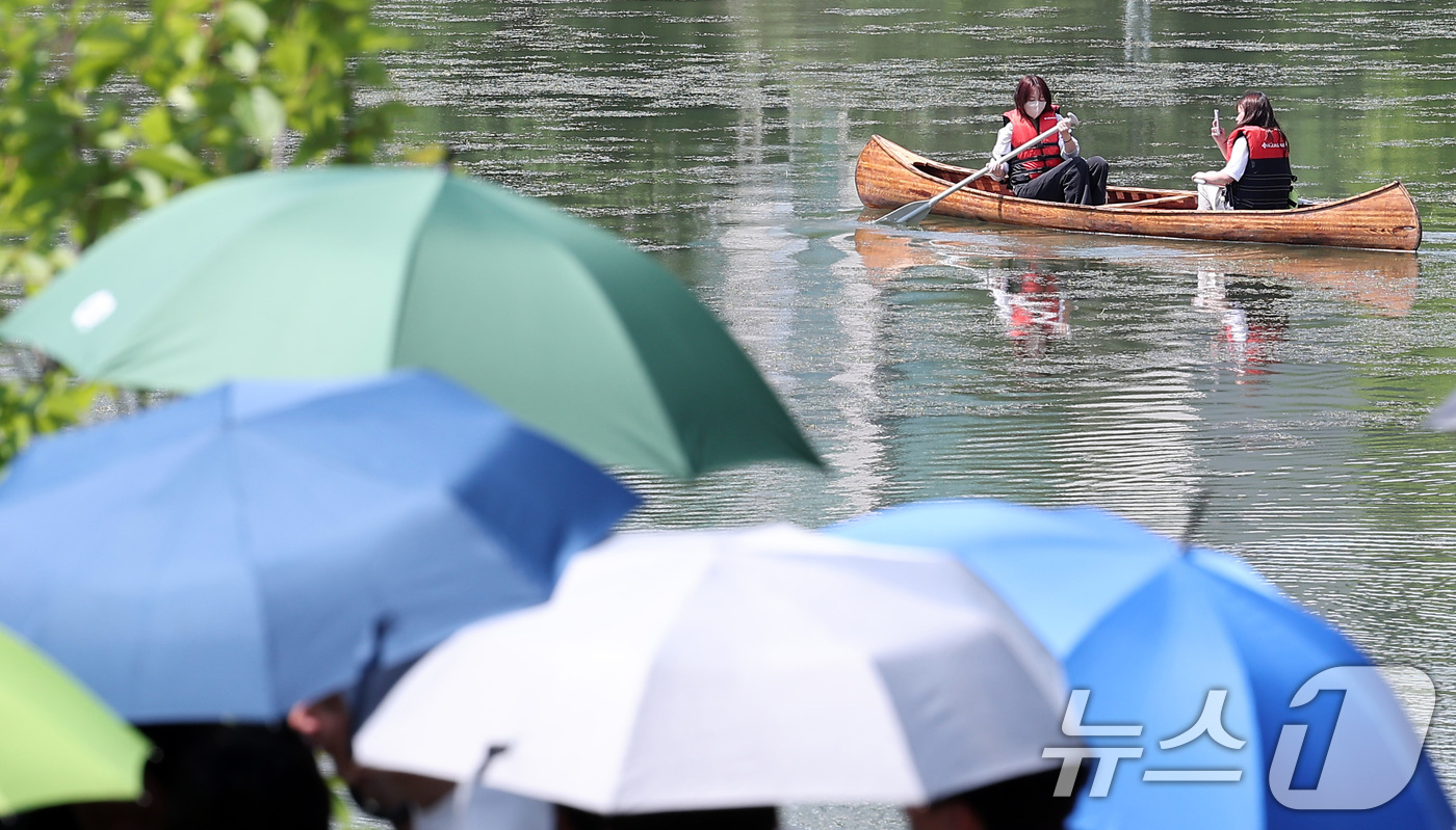 (서울=뉴스1) 김성진 기자 = 전국적으로 초여름 날씨를 보인 22일 서울 광진구 건국대학교 일감호에서 학생들이 보트를 타며 캠퍼스 생활을 즐기고 있다. 2025.5.22/뉴스1