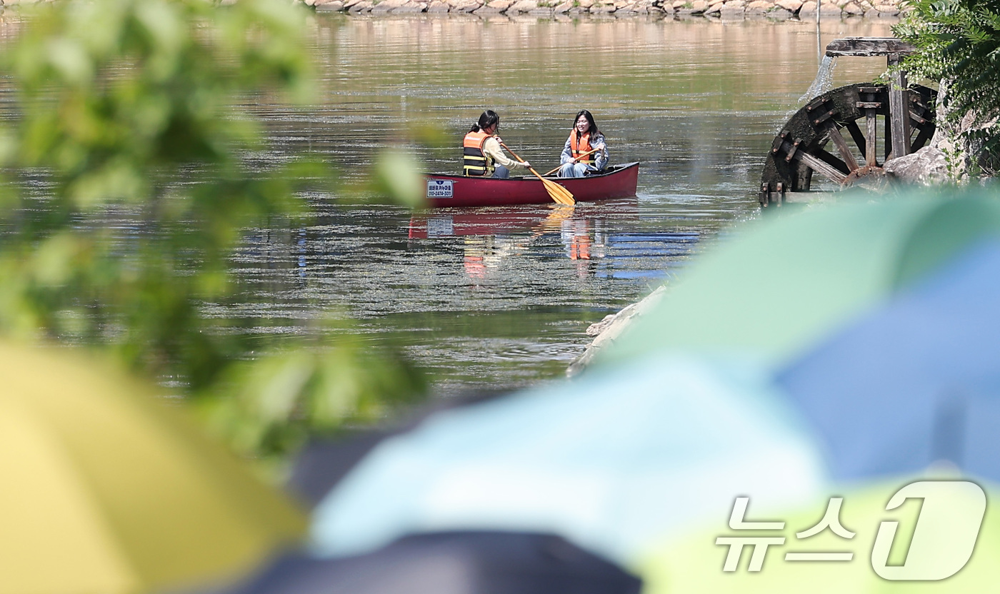 (서울=뉴스1) 김성진 기자 = 전국적으로 초여름 날씨를 보인 22일 서울 광진구 건국대학교 일감호에서 학생들이 보트를 타며 캠퍼스 생활을 즐기고 있다. 2025.5.22/뉴스1