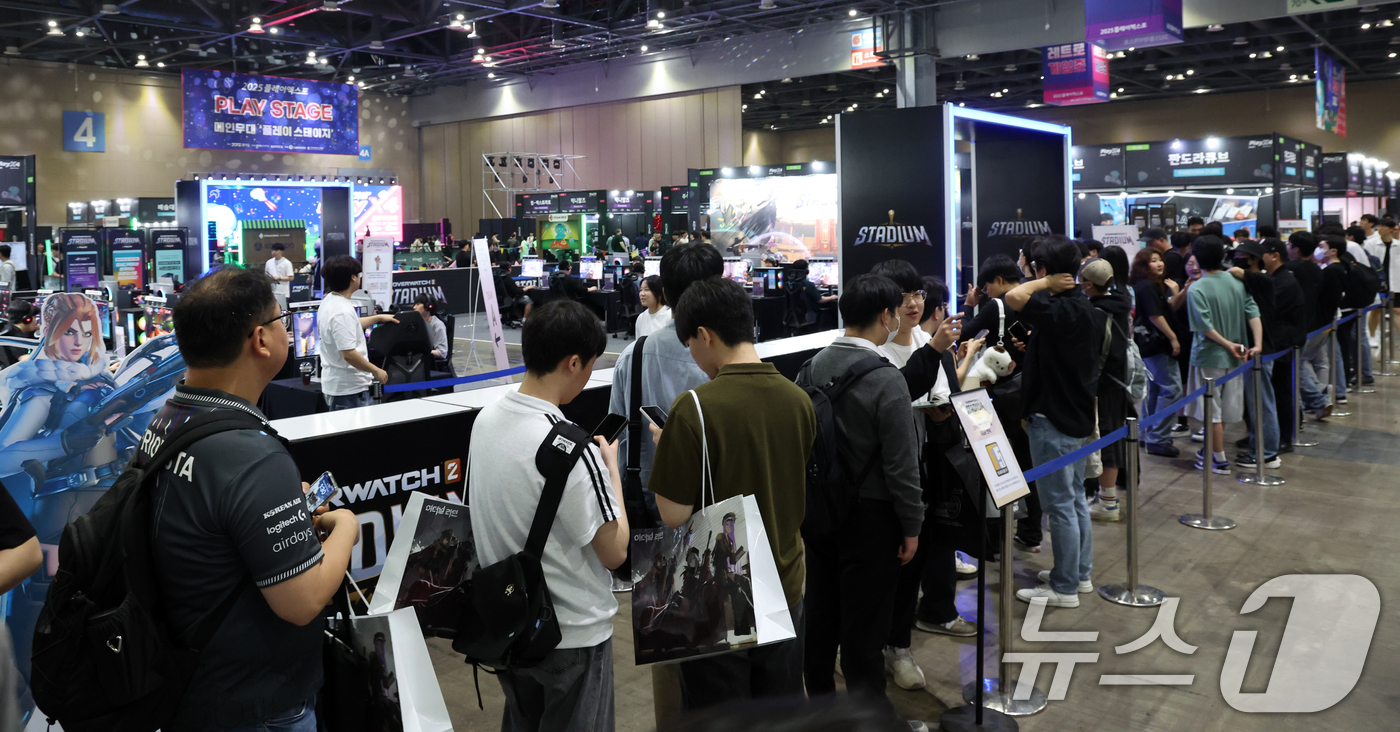 (고양=뉴스1) 김명섭 기자 = 22일 경기도 고양시 킨텍스에서 열린 2025플레이엑스포에서 관람객들이 부스를 둘러보고 있다.25일까지 열리는 '2025 플레이엑스포'는 '게임, …