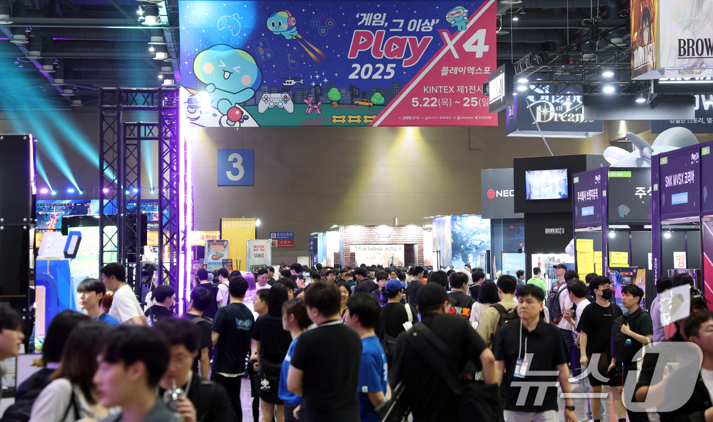 (고양=뉴스1) 김명섭 기자 = 22일 경기도 고양시 킨텍스에서 열린 2025플레이엑스포에서 관람객들이 부스를 둘러보고 있다.25일까지 열리는 '2025 플레이엑스포'는 '게임, …