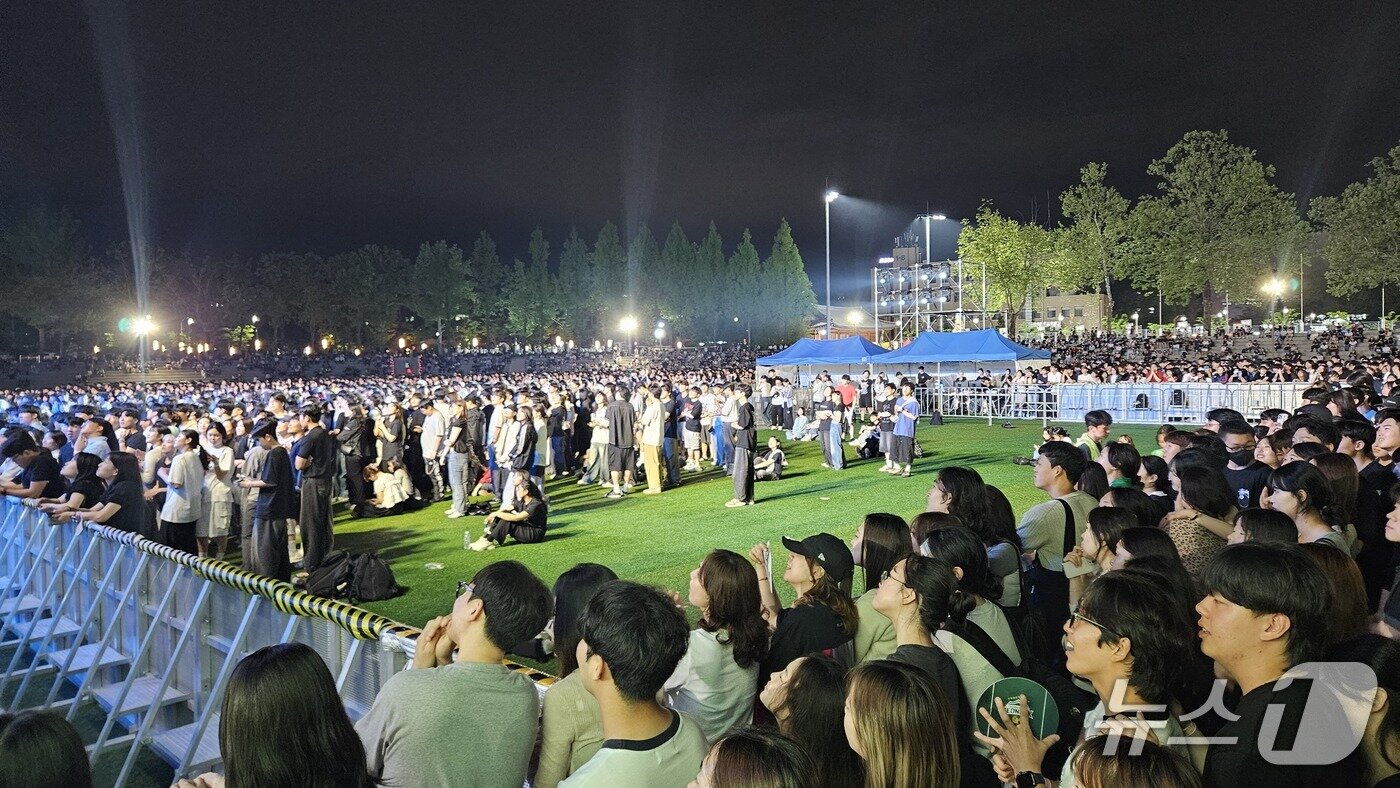 본문 이미지 -  21일 전북대학교 대운동장에 설치된 학부생 전용 구역인 '전대인존'에서 학생들이 대동제 연예인 무대를 관람하고 있다.