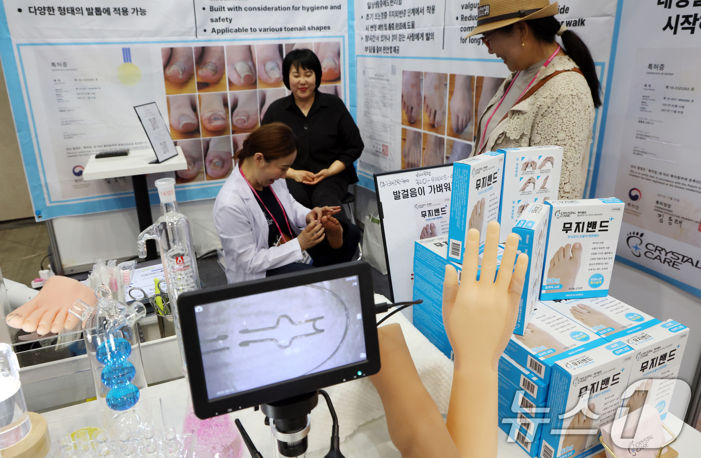 (고양=뉴스1) 김명섭 기자 = 22일 경기도 고양시 킨텍스에서 열린 2025여성발명왕엑스포에서 한 참가자가 무지밴드를 선보이고 있다.이번 엑스포는 특허, 실용신안, 디자인으로 지 …