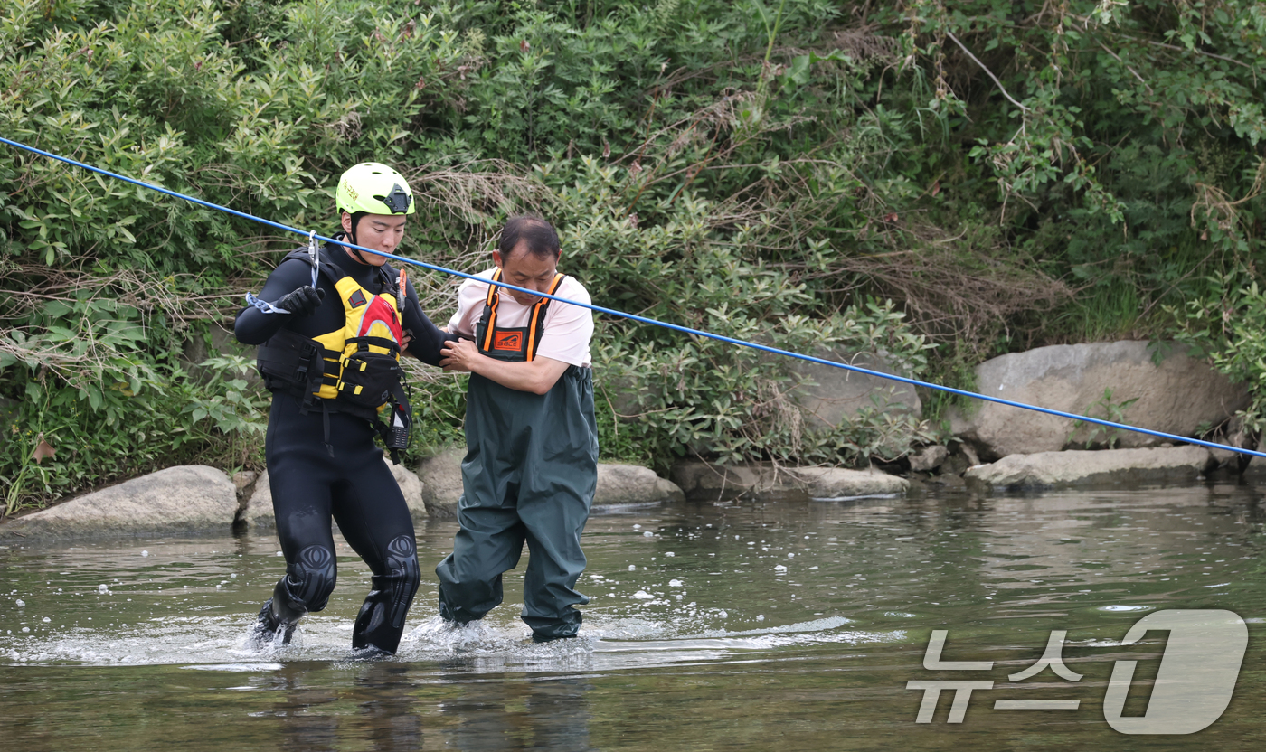 (안양=뉴스1) 김영운 기자 = 22일 오후 경기 안양시 만안구 충훈2교에서 열린 '2025 안양시 안전한국훈련'에서 풍수해재난 대응 훈련을 하고 있다. 2025.5.22/뉴스1