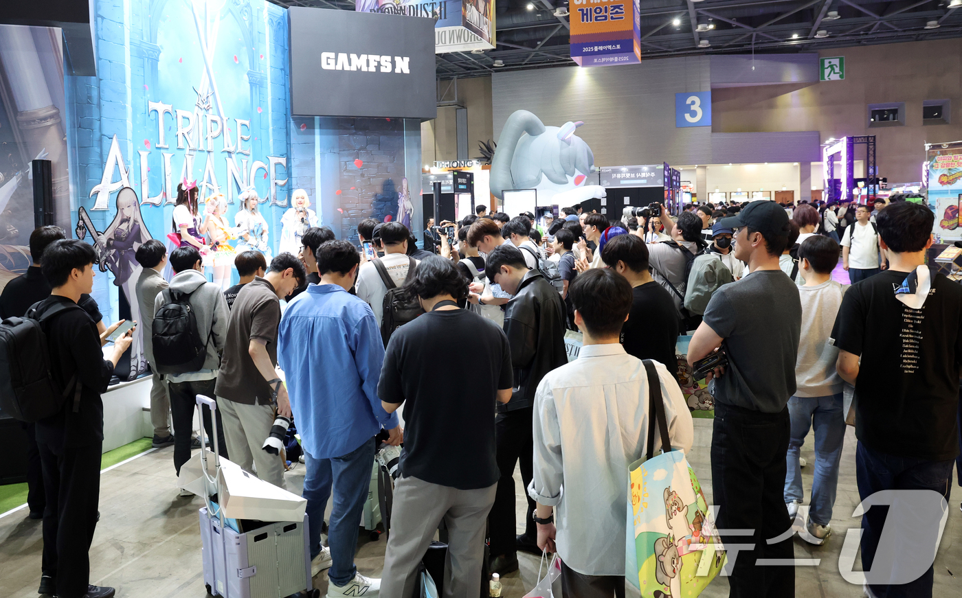 (고양=뉴스1) 김명섭 기자 = 22일 경기도 고양시 킨텍스에서 열린 2025플레이엑스포에서 관람객들이 부스를 둘러보고 있다.25일까지 열리는 '2025 플레이엑스포'는 '게임, …