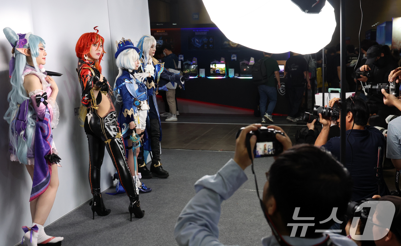 (고양=뉴스1) 김명섭 기자 = 22일 경기도 고양시 킨텍스에서 열린 2025플레이엑스포에서 관람객들이 게임 캐릭터 복장을 한 모델들을 촬영하고 있다.25일까지 열리는 '2025 …