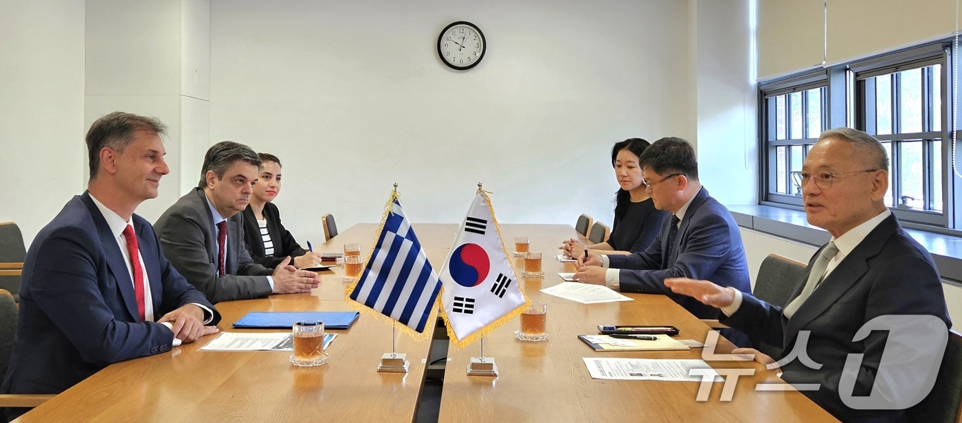 (서울=뉴스1) = 유인촌 문화체육관광부 장관이 22일 서울 종로구 국립현대미술관 서울관에서 유엔세계관광기구 사무총장 선거에 출마한 해리 테오하리스 전 그리스 관광장관과 면담을 하 …