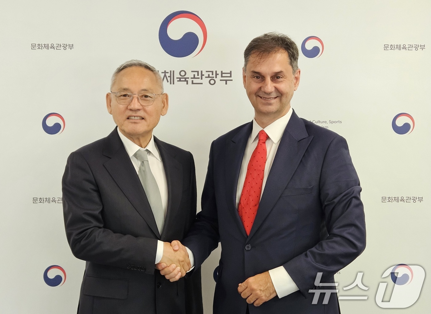 (서울=뉴스1) = 유인촌 문화체육관광부 장관이 22일 서울 종로구 국립현대미술관 서울관에서 유엔세계관광기구 사무총장 선거에 출마한 해리 테오하리스 전 그리스 관광장관과 면담 후 …