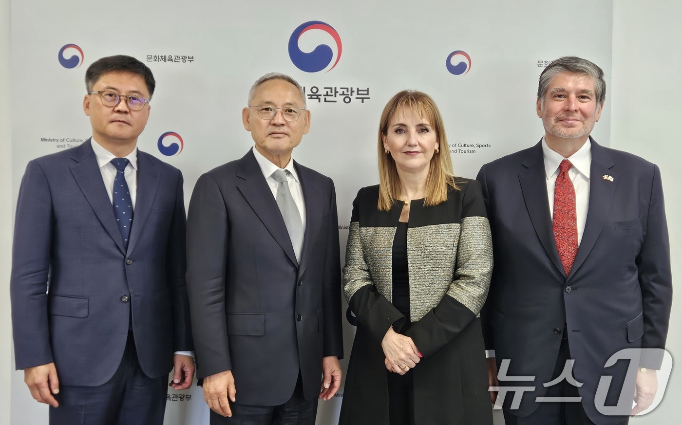 (서울=뉴스1) = 유인촌 문화체육관광부 장관이 22일 서울 종로구 국립현대미술관 서울관에서 유엔세계관광기구 사무총장 선거에 출마한 글로리아 게바라 만조 전 멕시코 관광장관과 면담 …