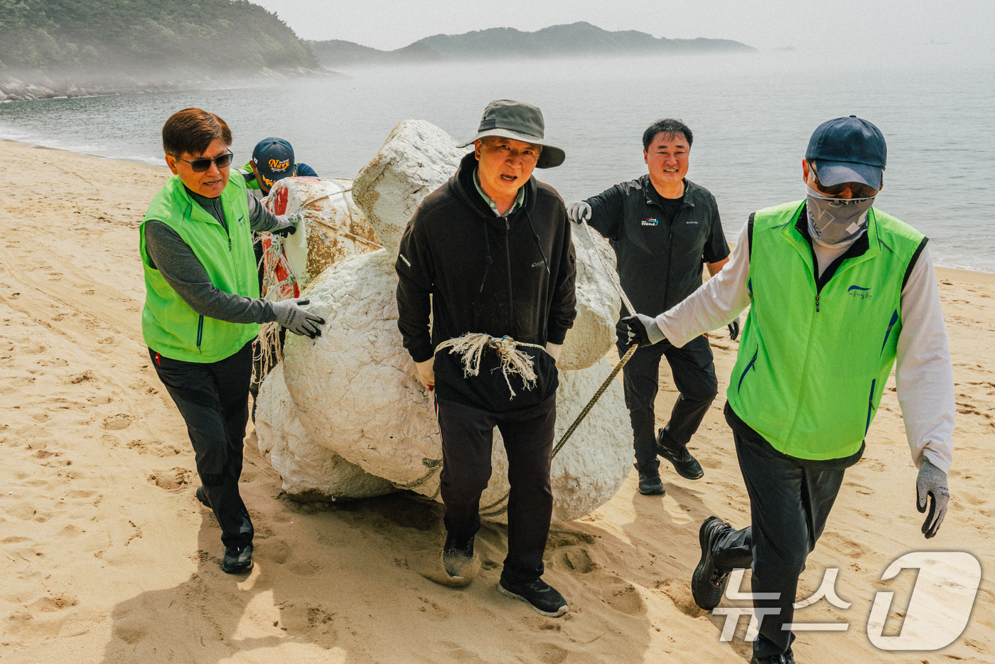 (서울=뉴스1) = 한국영 서울시설공단 이사장이 임직원들과 함께 22일 인천 옹진군 덕적도 해변에서 환경정화 활동을 실시하고 있다. (서울시설공단 제공. 재판매 및 DB 금지) 2 …