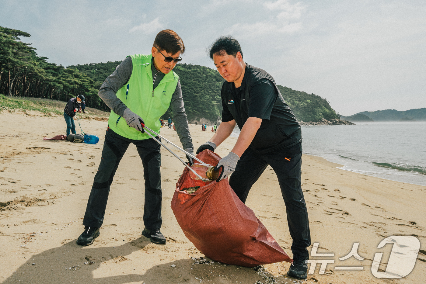 (서울=뉴스1) = 한국영 서울시설공단 이사장이 임직원들과 함께 22일 인천 옹진군 덕적도 해변에서 환경정화 활동을 실시하고 있다. (서울시설공단 제공. 재판매 및 DB 금지) 2 …