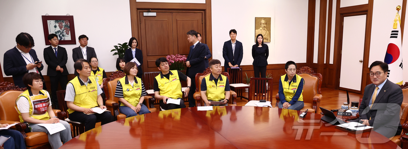 (서울=뉴스1) 김민지 기자 = 우원식 국회의장이 22일 서울 여의도 국회에서 홈플러스 대주주인 MBK 사태와 관련해 민주노총 서비스연맹 마트산업노동조합 홈플러스지부 조합원들과 면 …