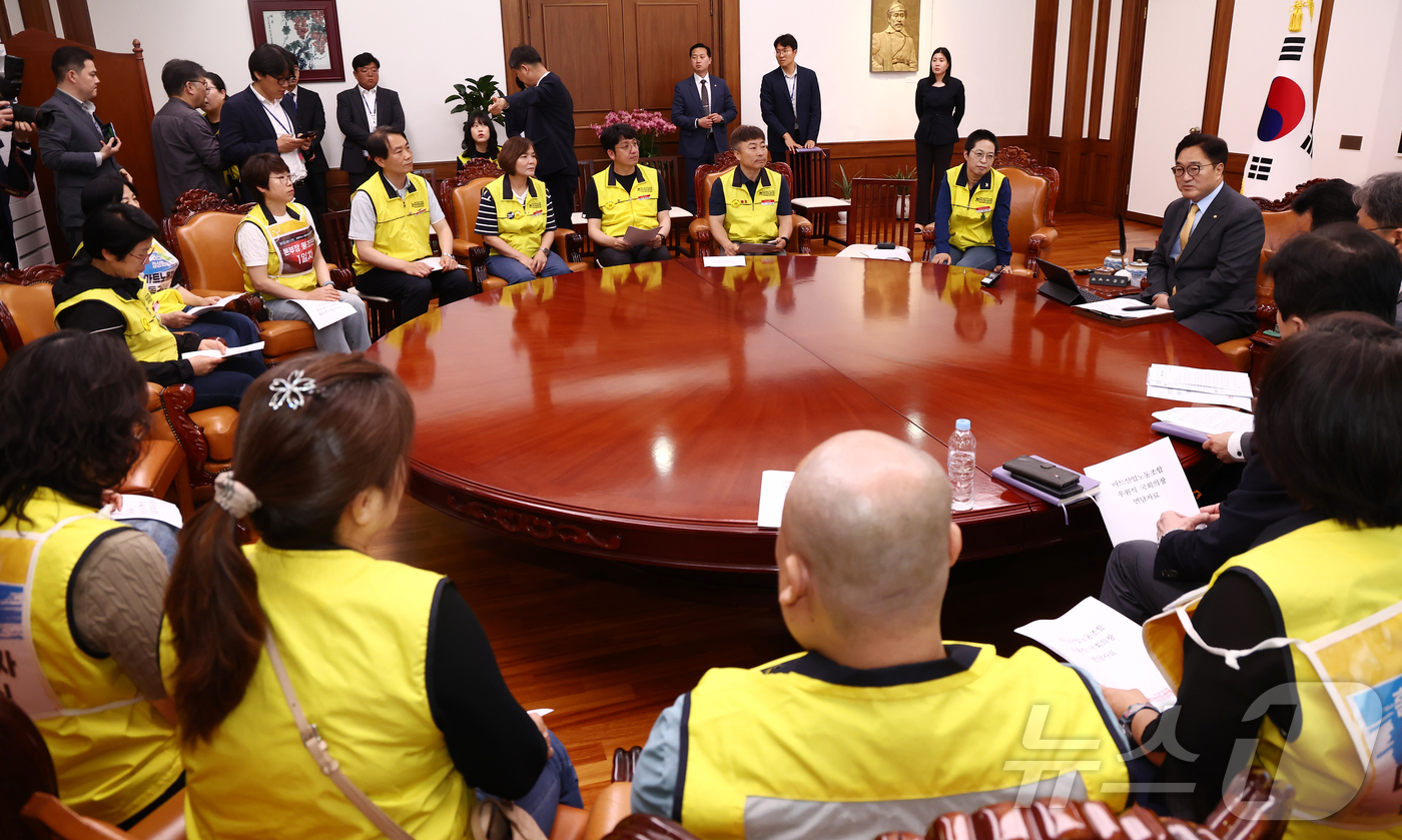 (서울=뉴스1) 김민지 기자 = 우원식 국회의장이 22일 서울 여의도 국회에서 홈플러스 대주주인 MBK 사태와 관련해 민주노총 서비스연맹 마트산업노동조합 홈플러스지부 조합원들과 면 …