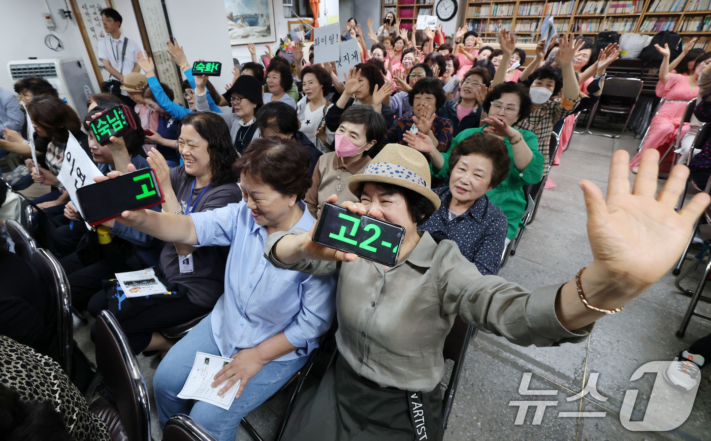 (서울=뉴스1) 박세연 기자 = 22일 서울 마포구 일성여자중고등학교에서 열린 시낭송대회에서 학생들이 열띤 응원전을 펼치고 있다.올해로 20회를 맞이한 늦깎이 만학도들의 시낭송대회 …