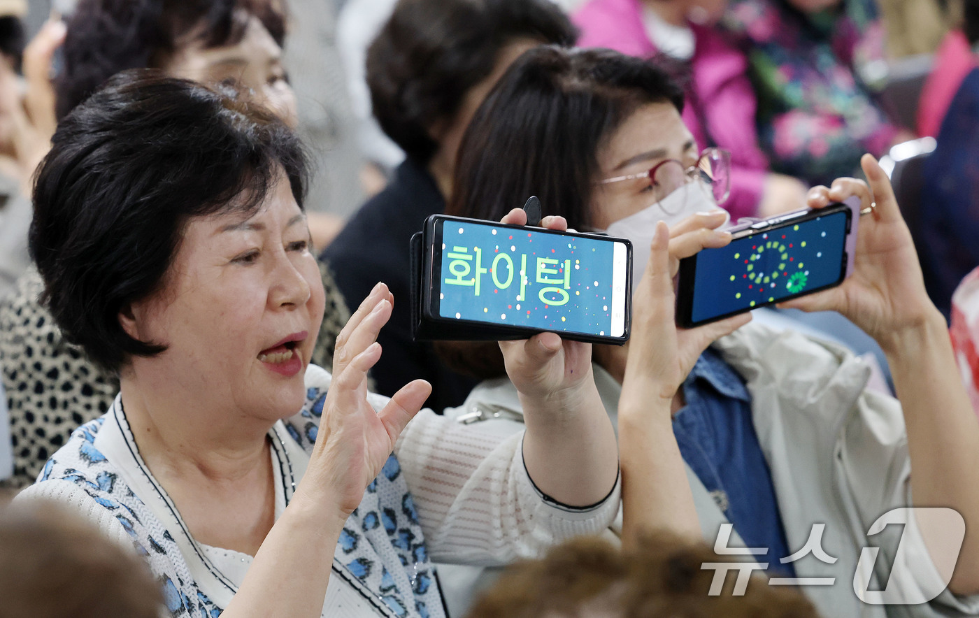 (서울=뉴스1) 박세연 기자 = 22일 서울 마포구 일성여자중고등학교에서 열린 시낭송대회에서 학생들이 휴대폰을 이용해 응원전을 펼치고 있다.올해로 20회를 맞이한 늦깎이 만학도들의 …